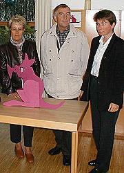 Mitglieder des Vorstandes vor einem Fördi-Modell aus Holz